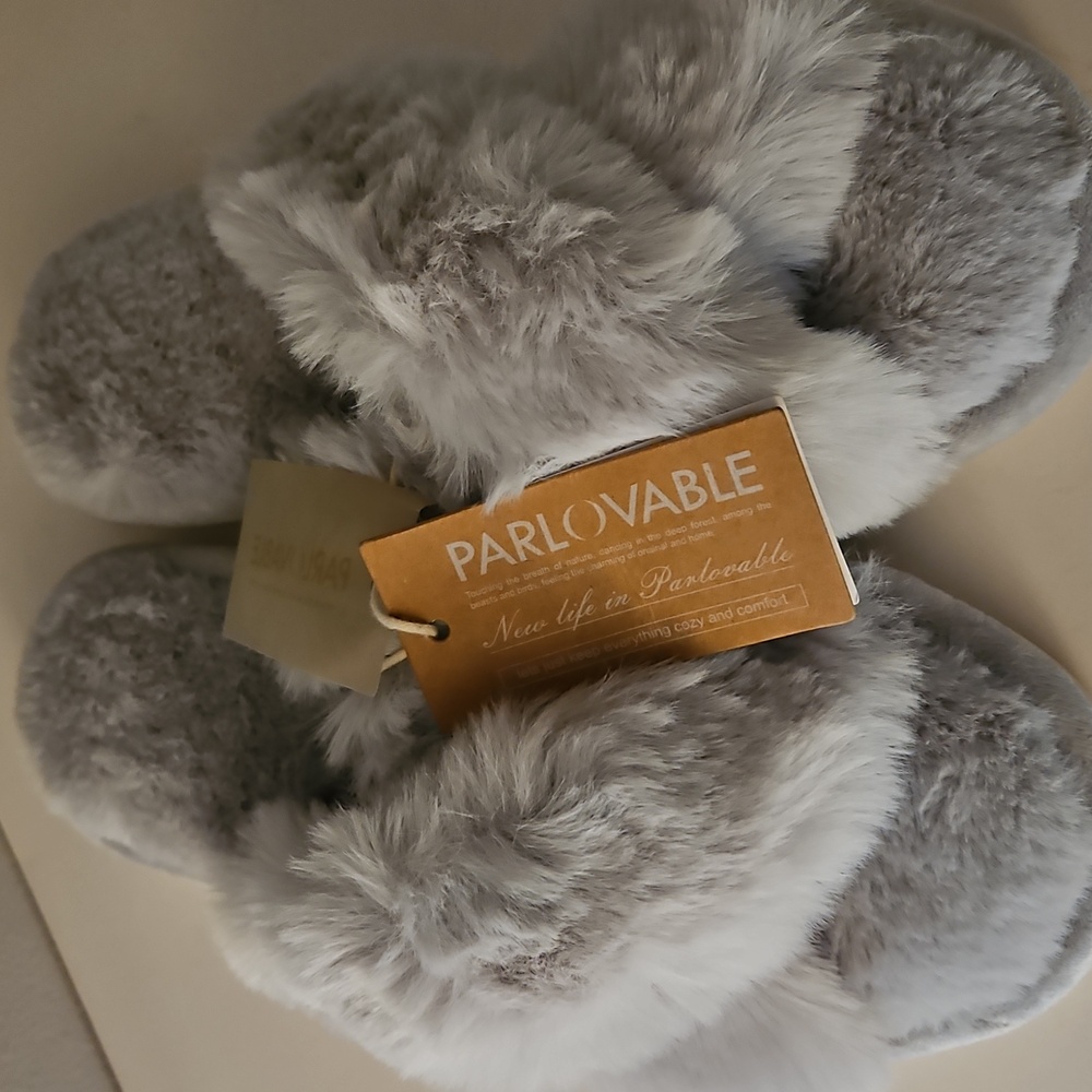 NWT PARLOVABLE FAUX FUR 2 STRAP SLIPPERS sz M (7-8)